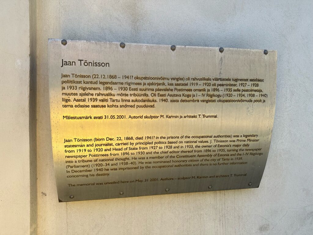 jaan-tonissoni-monument-009-visit-estonia