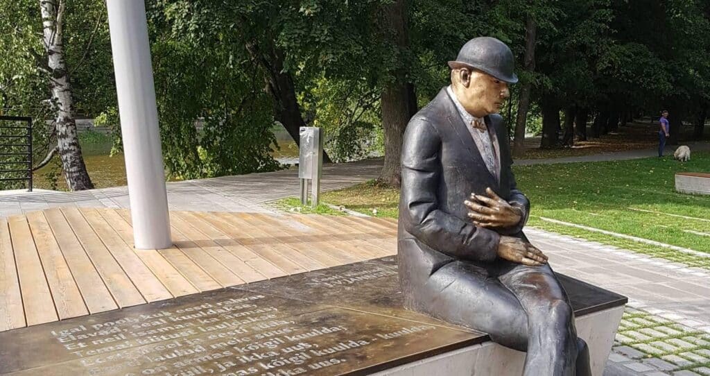 jannsen-koidula-monument-visit-estonia-visit-tartu