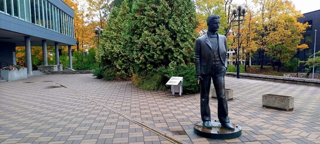 karl-menningu-skulptuur-006-visit-estonia