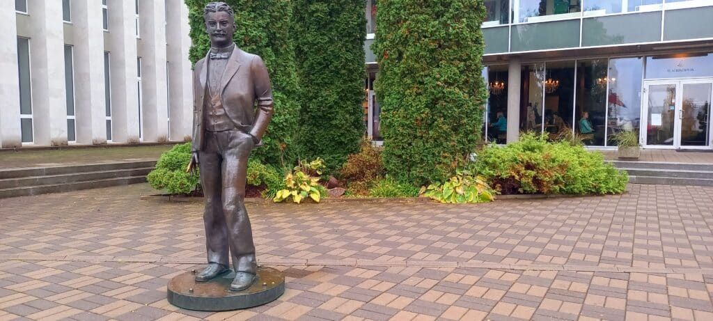karl-menningu-skulptuur-008-visit-estonia