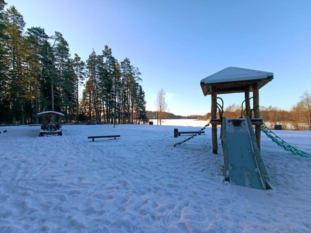 pangodi-jarv-ja-jarveaarne-telkimisala-009-visit-estonia