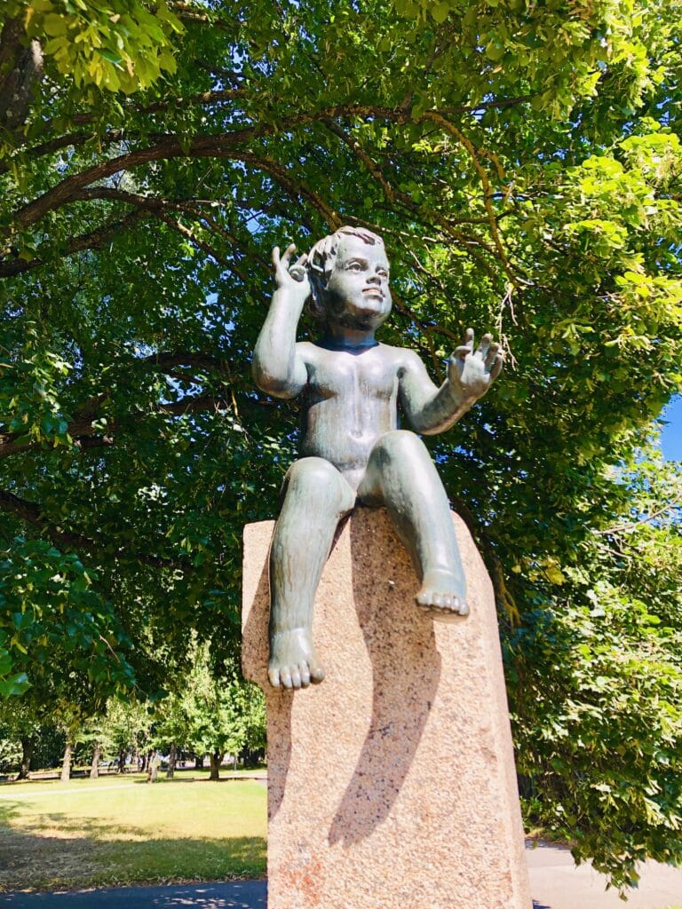 skulptuurigrupp-100-000-tartlase-sunni-tahistamiseks-004-visit-estonia