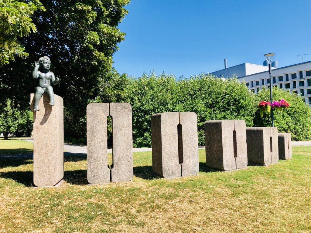 skulptuurigrupp-100-000-tartlase-sunni-tahistamiseks-006-visit-estonia