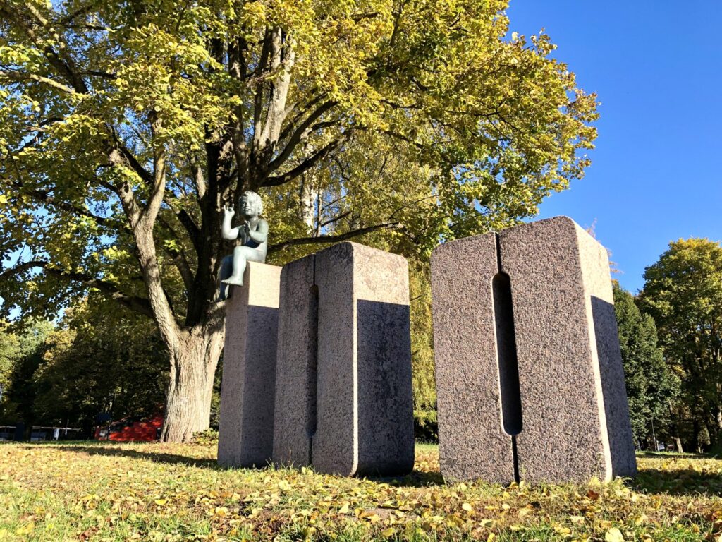 skulptuurigrupp-100-000-tartlase-sunni-tahistamiseks-007-visit-estonia