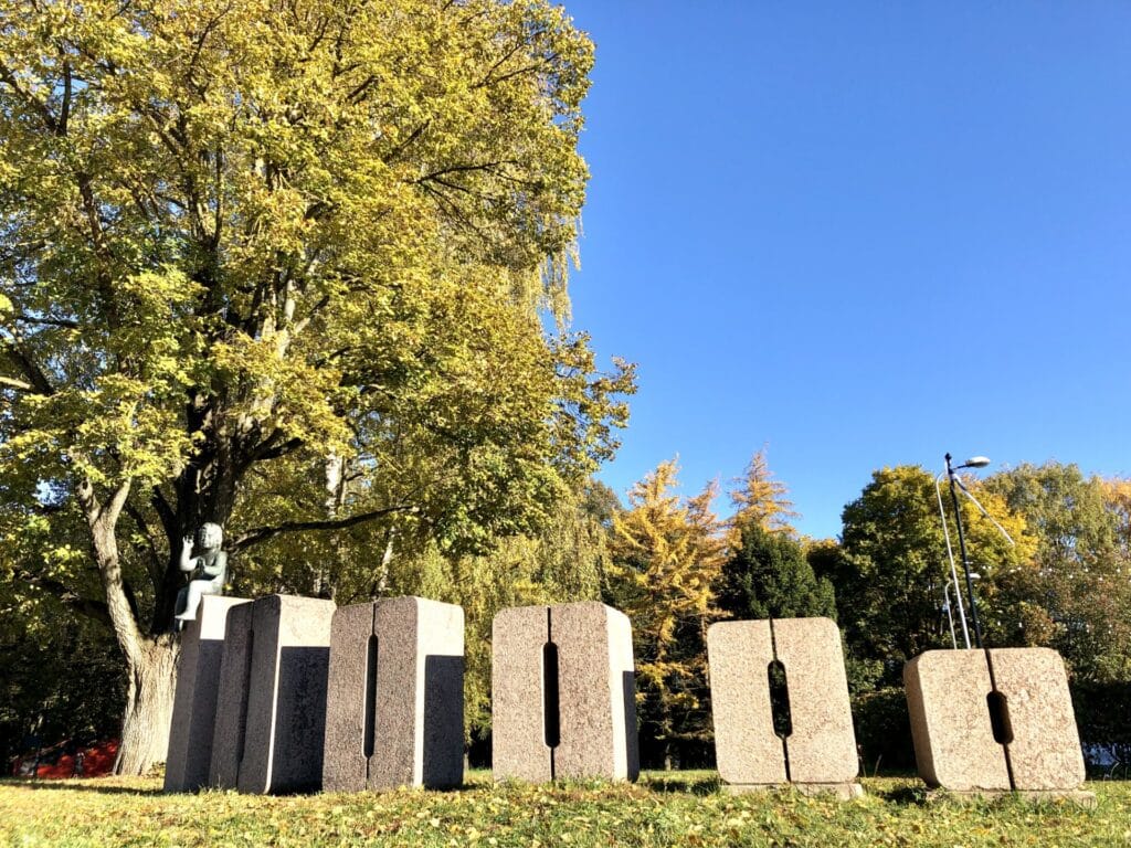 skulptuurigrupp-100-000-tartlase-sunni-tahistamiseks-008-visit-estonia