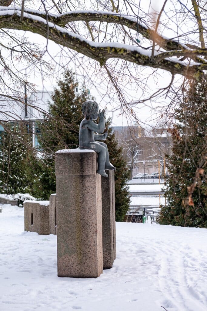 skulptuurigrupp-100-000-tartlase-sunni-tahistamiseks-010-visit-estonia