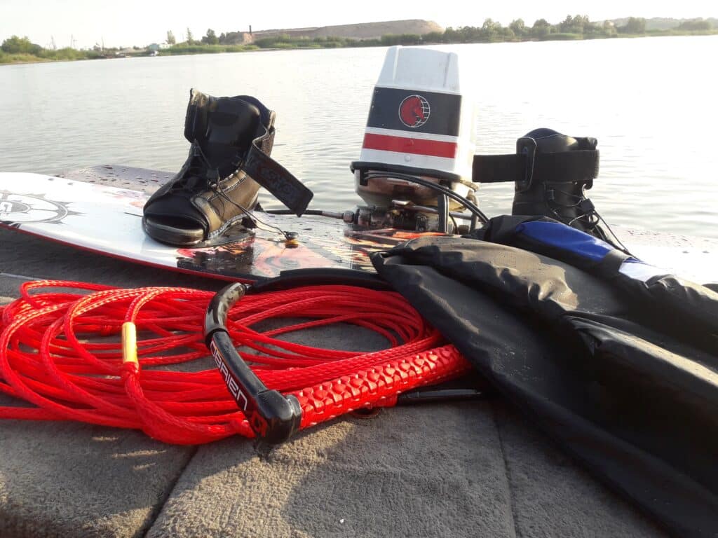 veelaua-suusa-ja-tuubisoit-kaatriga-emajoe-suursoos-004-visit-estonia