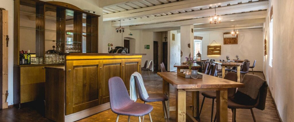 alatskivi-pub-moisatall-visittartu-estonia