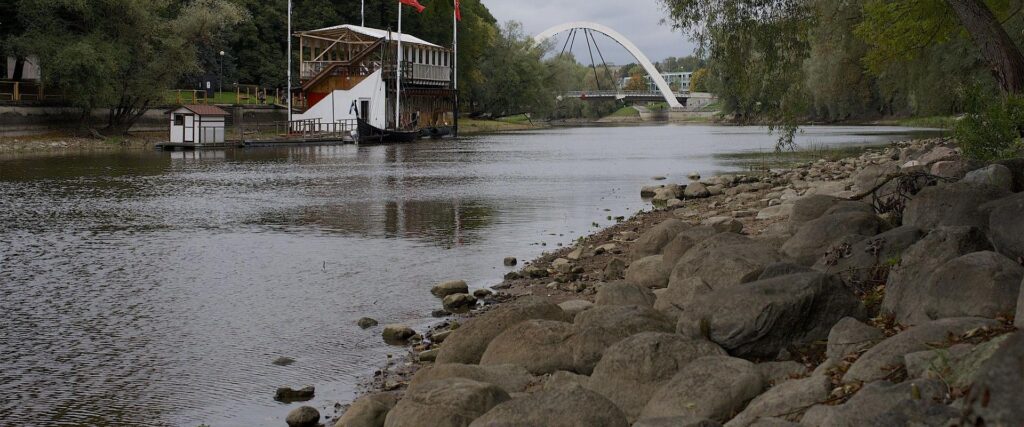 Arch-bridge-tartu-river-emajogi-riverside-walking-tour-visit-tartu-visit-estonia-1
