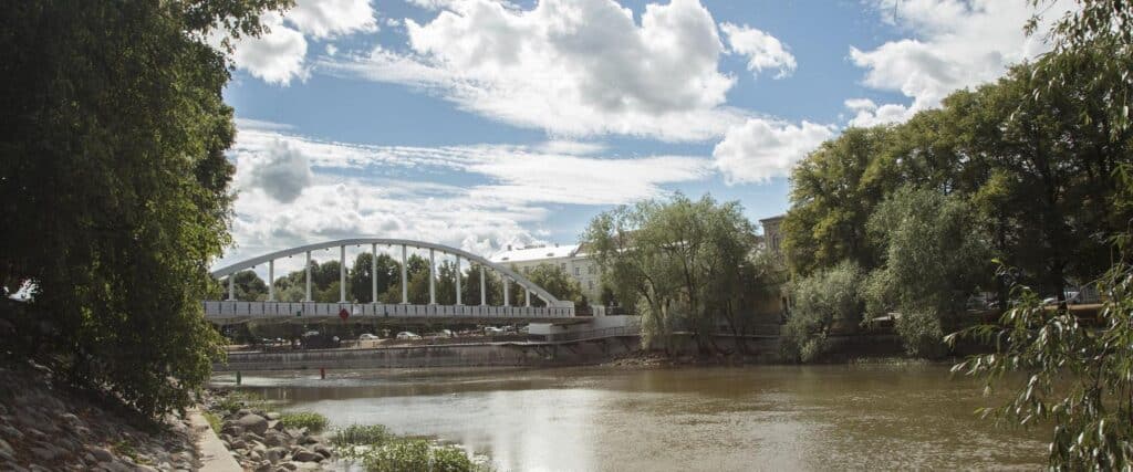 Arch-bridge-tartu-river-emajogi-riverside-walking-tour-visit-tartu-visit-estonia