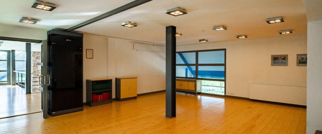 Emajoe-Suursoo-holiday-home-smallest-seminar-room-with-removable-glasswall-visitestonia-visittartu-visitluunja