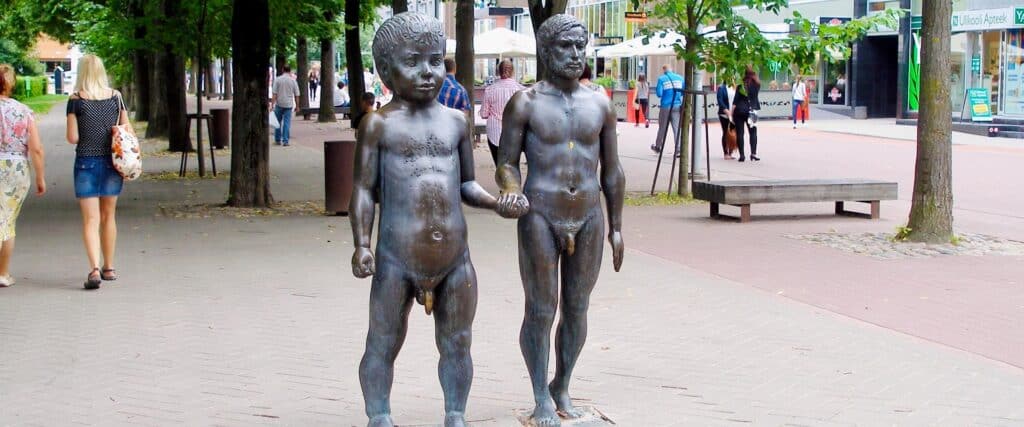 Father-and-Son-sculpture-visitestonia-visittartu-3