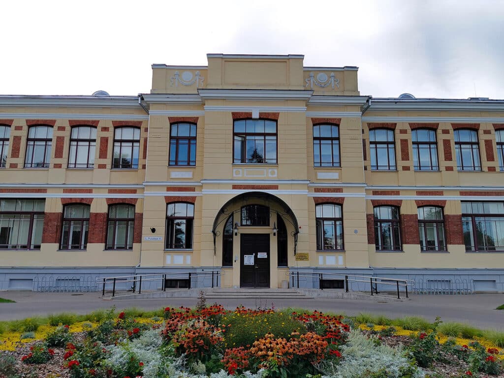 Jalutuskaik-ajaloolises-Maarjamoisa-linnaosas-visittartu-visitestonia-1-3