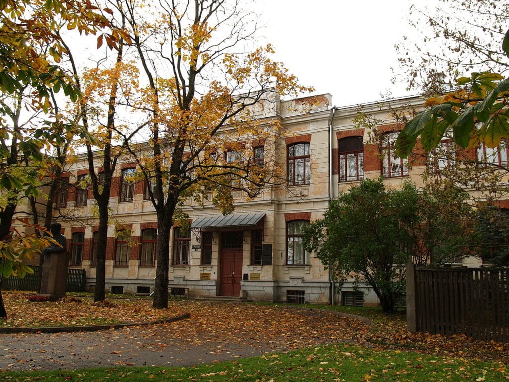 Jalutuskaik-ajaloolises-Maarjamoisa-linnaosas-visittartu-visitestonia-111111