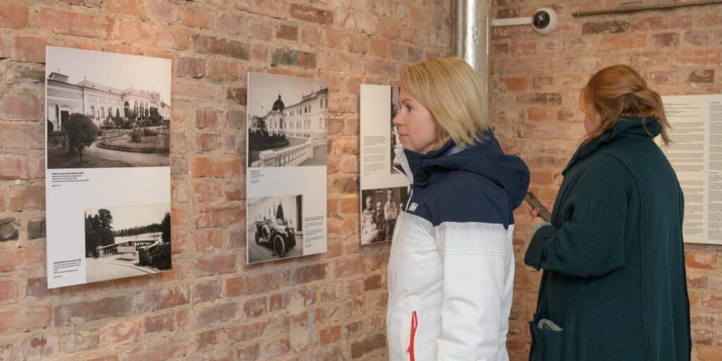 Naitus-Raadi-moisa-veetornis.-Arp-Karm