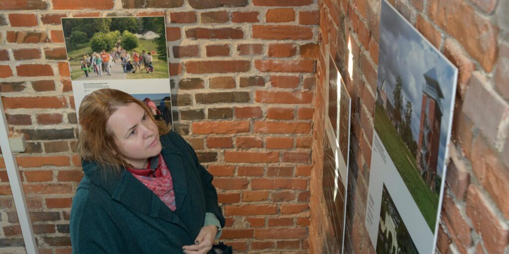 Naitus-Raadi-moisa-veetornis.-Arp-Karm-2