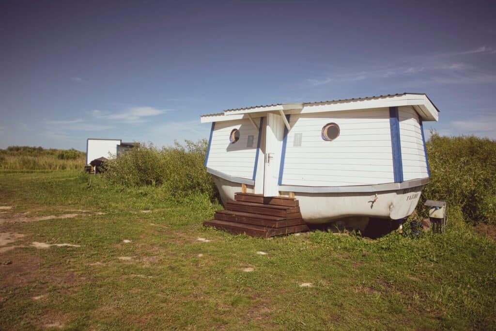 Paadimaja-dusiruumidega