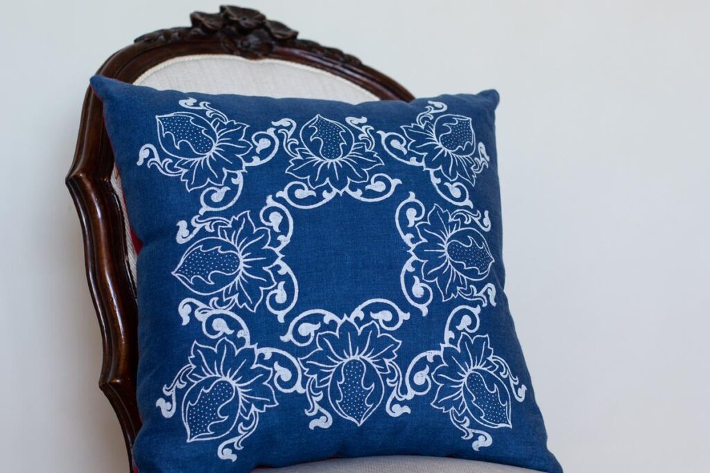 Peipsimaa-Arts-and-Grafts-Visit-Estonia-Visit-Tartu-Peipsimaa-Onion-Route-pillow