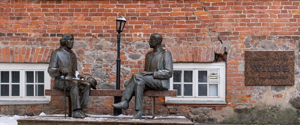 Sculpture-Oscar-Wilde-and-Eduard-Vilde-visittartu-visitestonia-winter