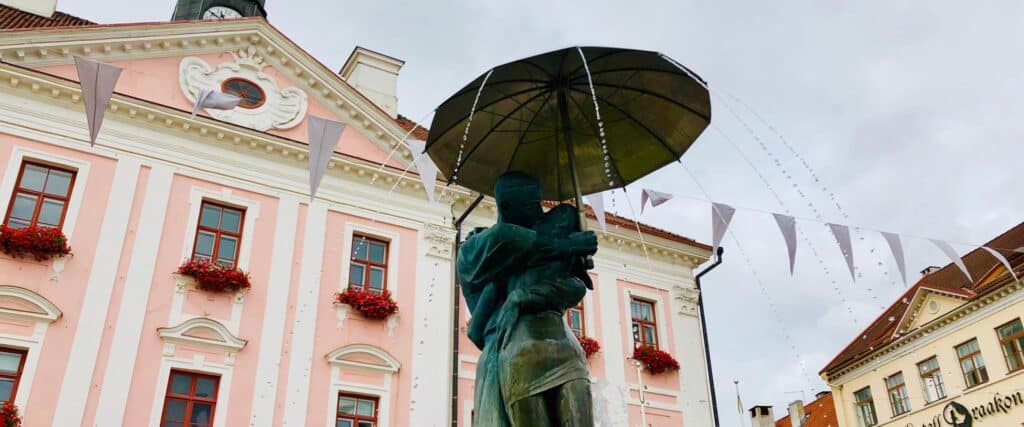 The-Sculpture-of-Kissing-Students-3