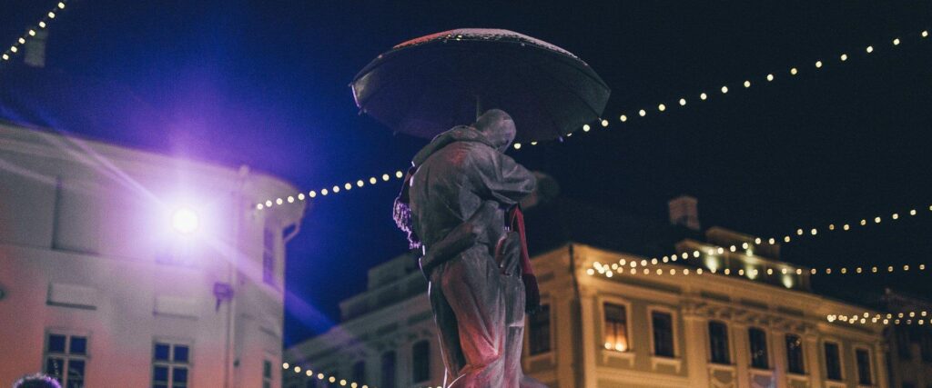 The "Kissing Students" sculpture in a winter wonderland