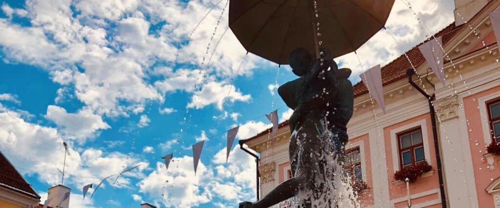 TheSculptureofKissingStudents_ruthpindus