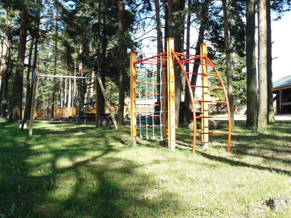 Trepimae-puhkeala-manguvaljak-U.-Rootsmaa