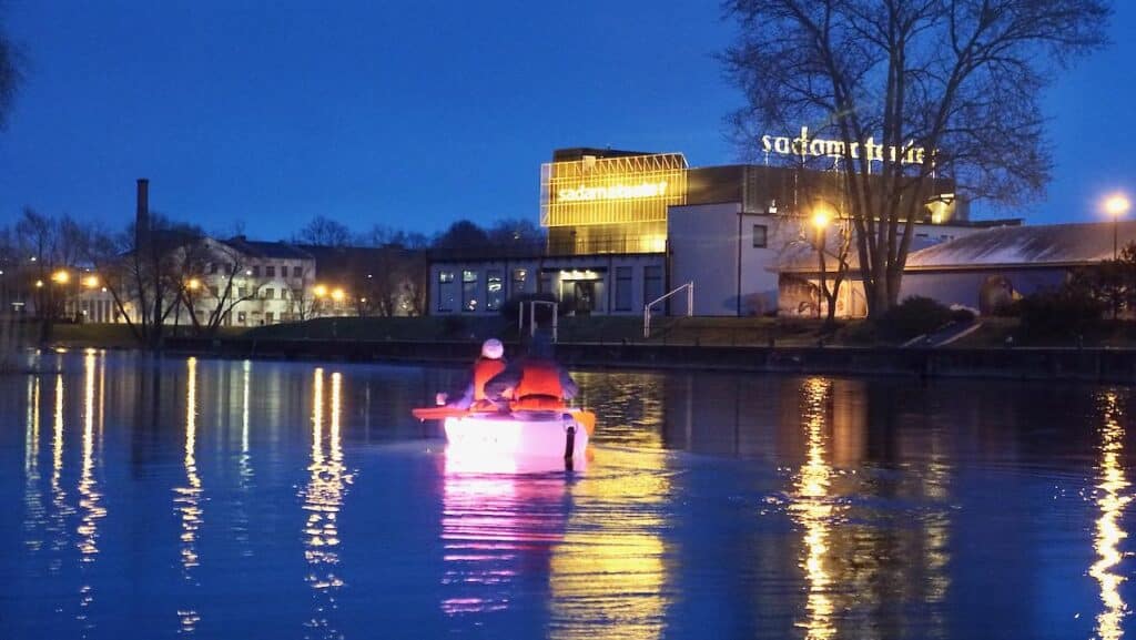 Valguskanuu-Tartu-Emajogi-lighted-canoe2-visit-estonia