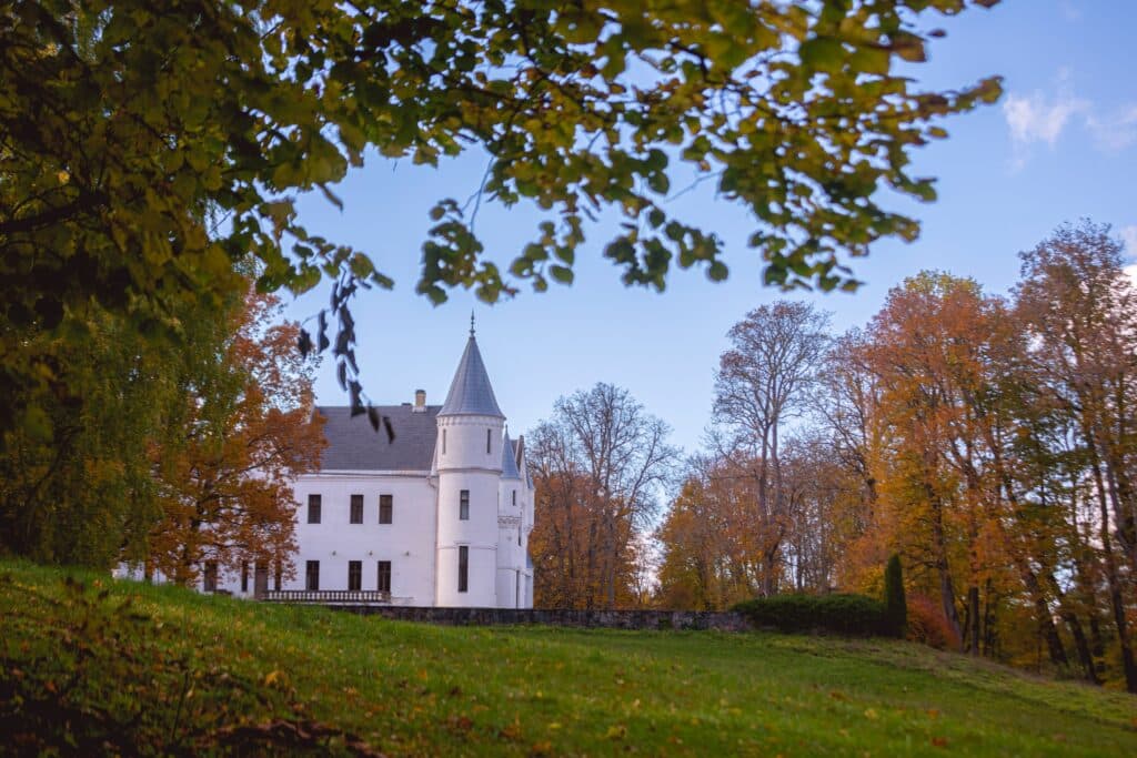 alatskivi-giidituur-parunite-jalgedes-004-visit-estonia