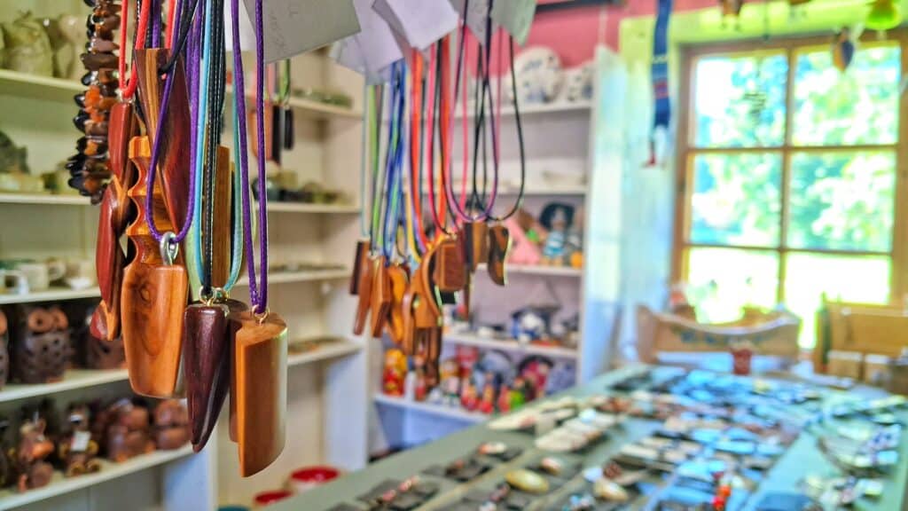 alatskivi-kasitoopood-magasiait-006-visit-estonia