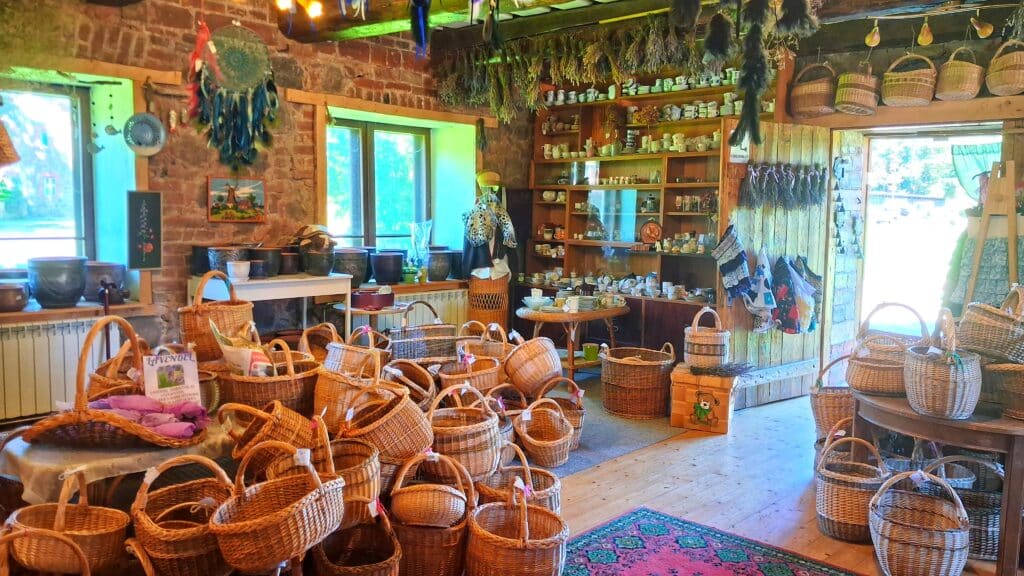 alatskivi-kasitoopood-magasiait-007-visit-estonia