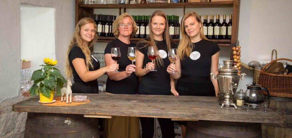 alatskivi-moisamaitsed-kella-viie-tee-vine-degustating-alatskivi-castle-visit-tartu-visit-estonia-8