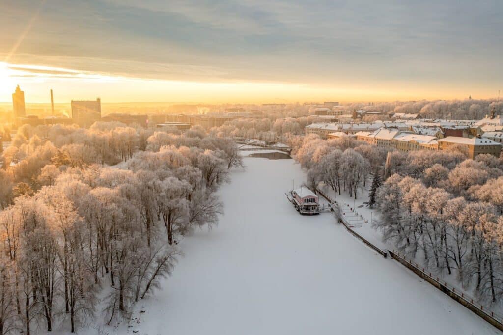 Ülejõe Promenade meandering along the bank of the Emajõgi