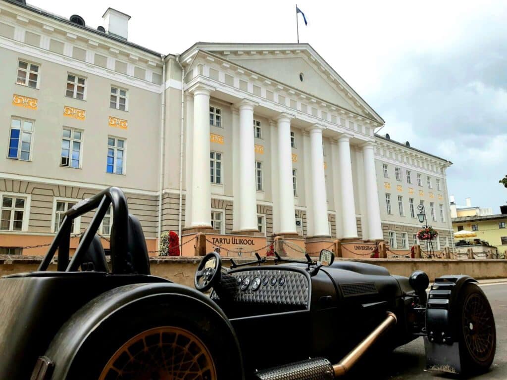 giidiga-jalutuskaik-hommikuses-tartus-012-visit-estonia