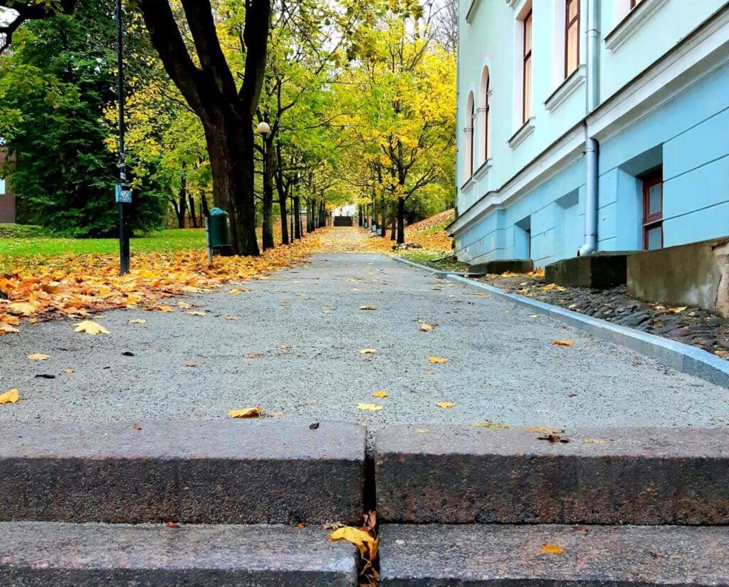 giidiga-jalutuskaik-hommikuses-tartus-013-visit-estonia