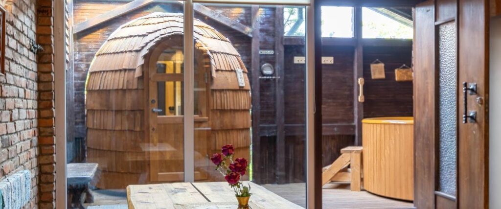 Igloo sauna and hot tub at Hansatall, antechamber for up to 12 people