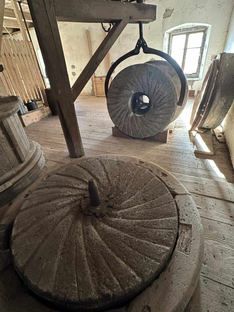 hellenurme-veskimuuseumi-elamusprogramm-veest-leivani-jahutegu-veskikojas-leivategu-leivakojas-009-visit-estonia