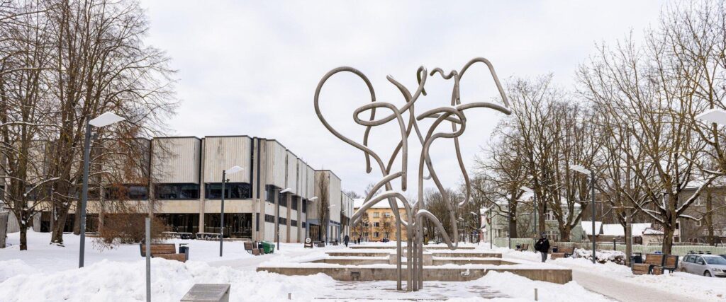 jurilotman-statue-visitestonia-visittartu-2-1