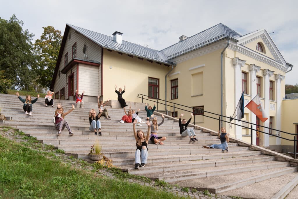 Children on the steps of the Tartu Song Celebration Museum