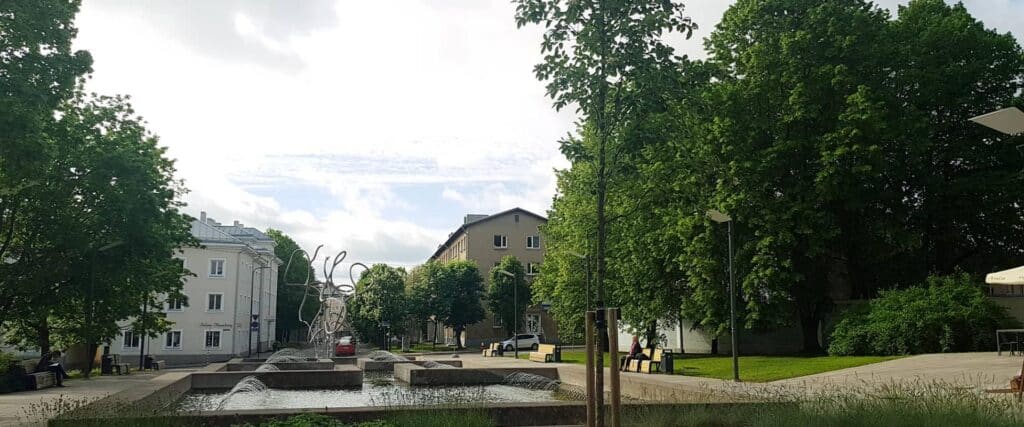 lotman-lotmani-statue-monument-visitestonia-tartu-3