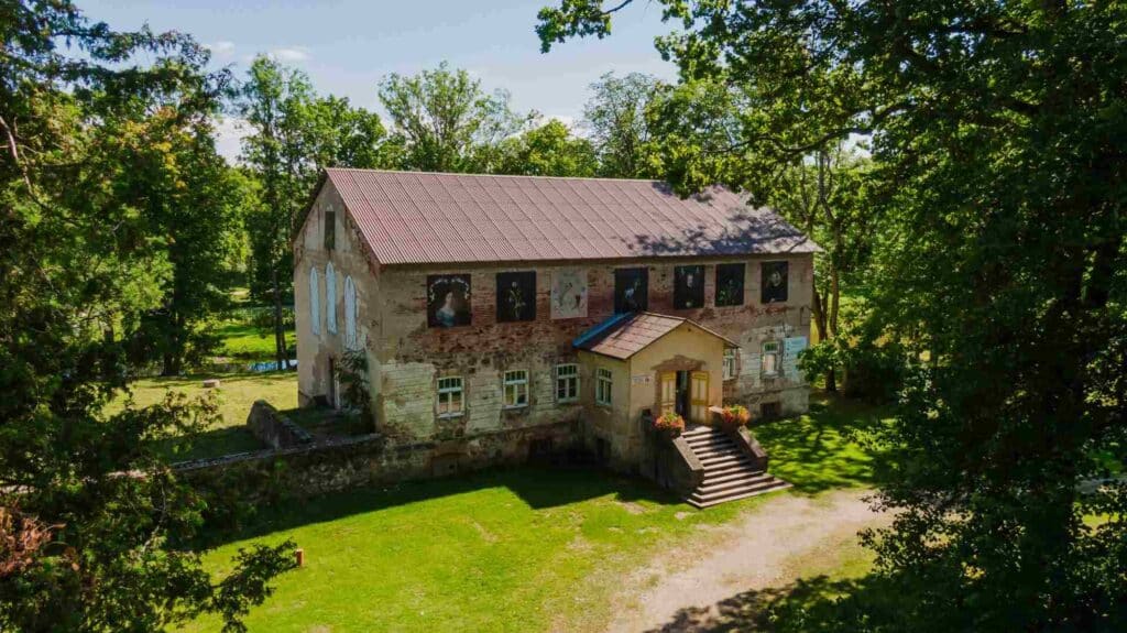 luke-moisa-karnerimaja-ja-valitsejamaja-014-visit-estonia