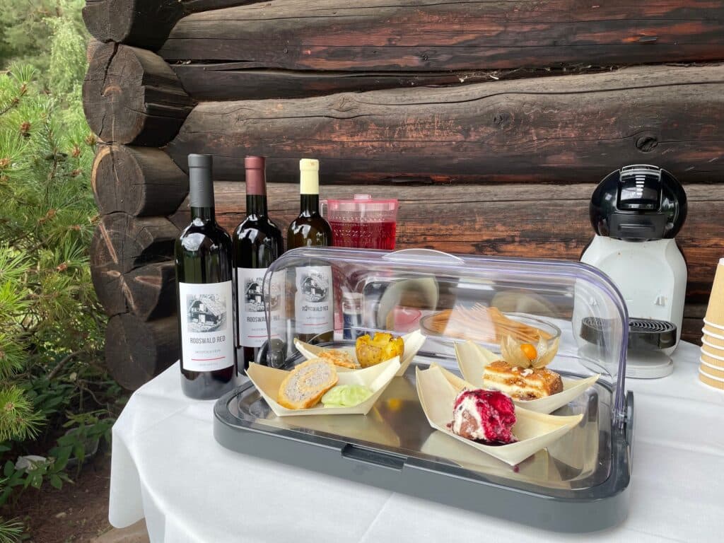 metsa-talu-mustikaistandiku-kulastus-ja-rooswald-red-veinide-degusteerimine-011-visit-estonia