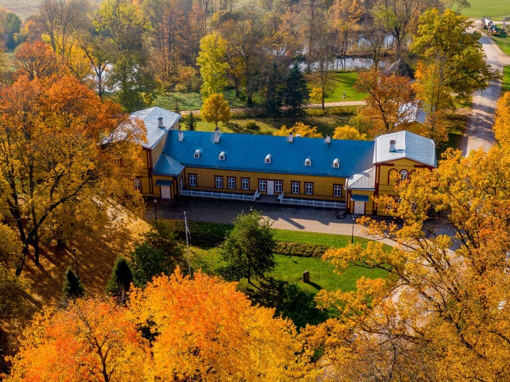 palupera-moisakompleks-ja-national-geographicu-kollane-aken-008-visit-estonia