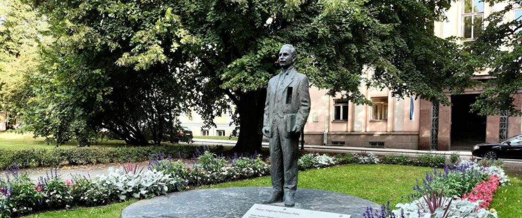peeter-pold-monument-visit-tartu-visit-estonia-1
