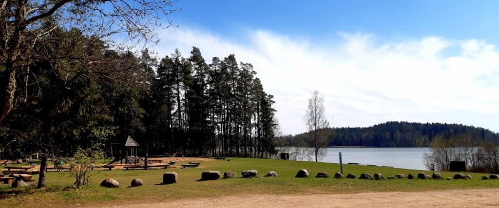 pikksaare-fireplace-area-near-Pangodi-tenting-area-visit-tartu-visit-estonia-nature-16