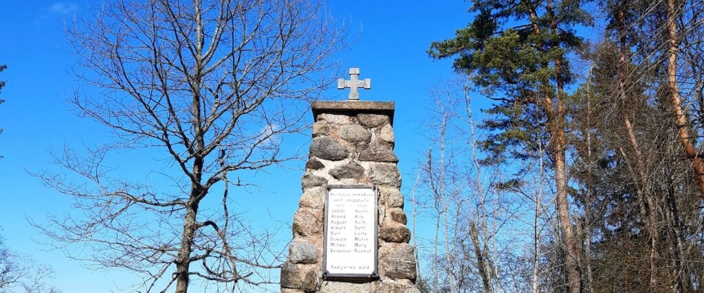 pikksaare-fireplace-area-near-Pangodi-tenting-area-visit-tartu-visit-estonia-nature-8