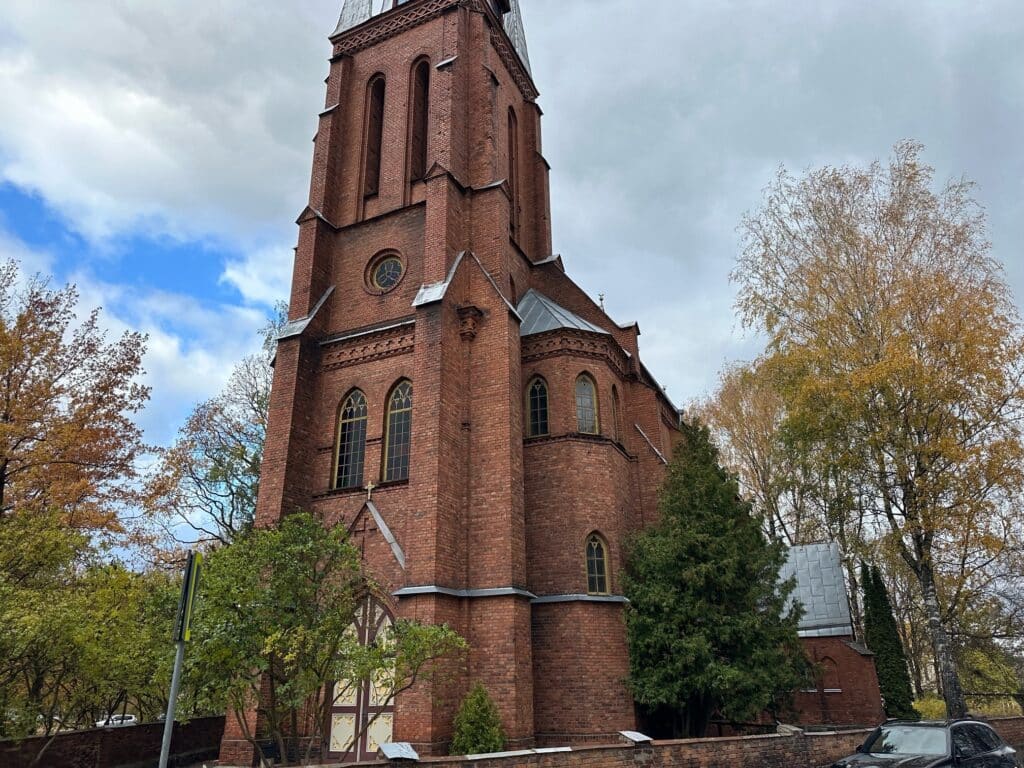 rkk-tartu-puhima-neitsi-maarja-parispatuta-saamise-kirik-007-visit-estonia