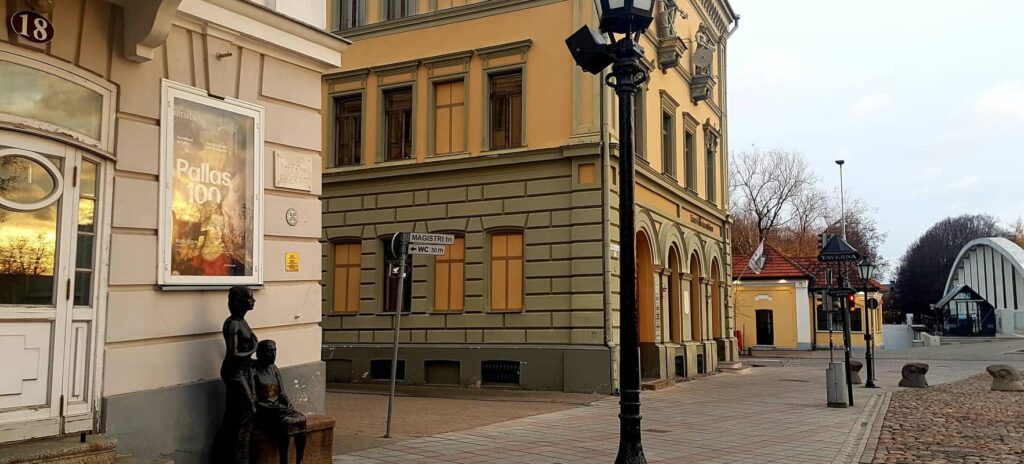 sculpture-women-from-the-countryside-maanaised-mare-mikhow-tartu-visitestonia-2