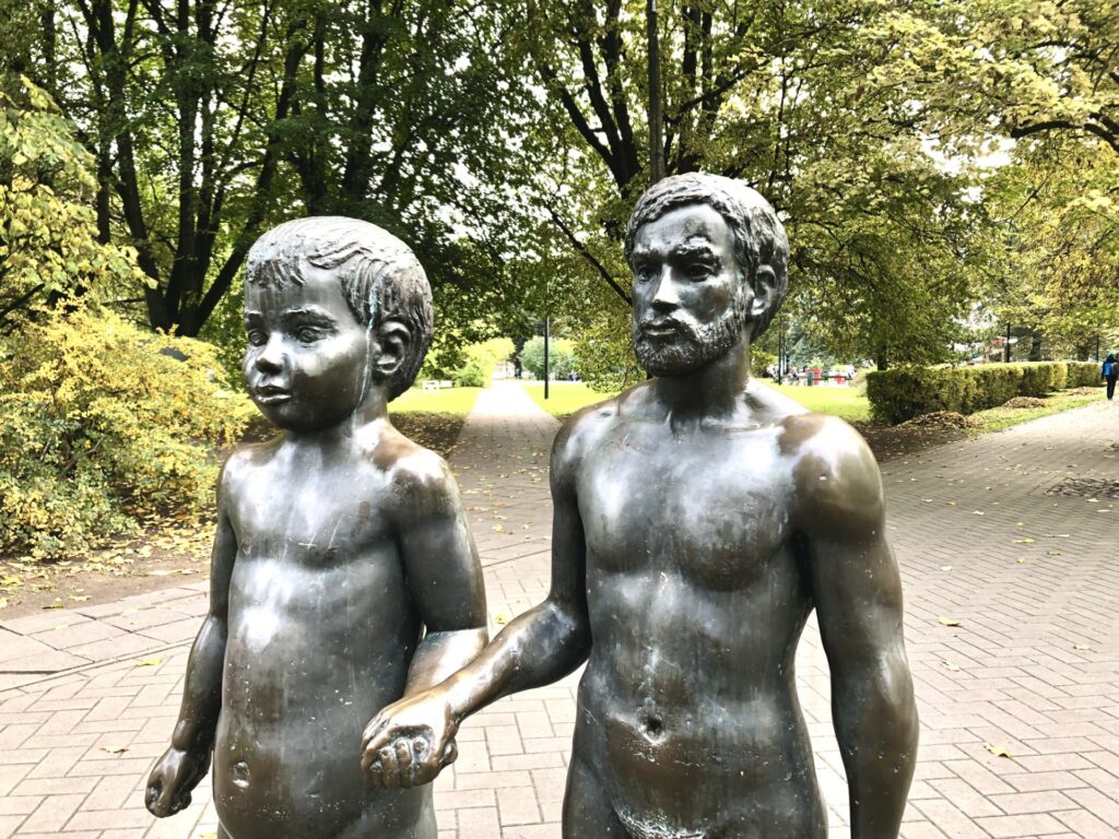 skulptuur-isa-ja-poeg-008-visit-estonia