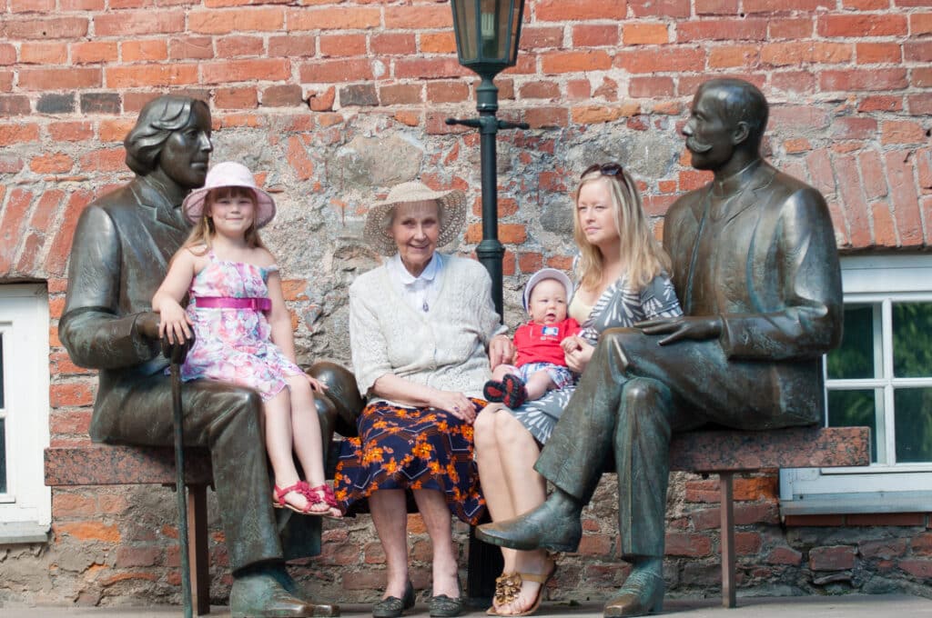 skulptuur-oscar-wilde-ja-eduard-vilde-006-visit-estonia